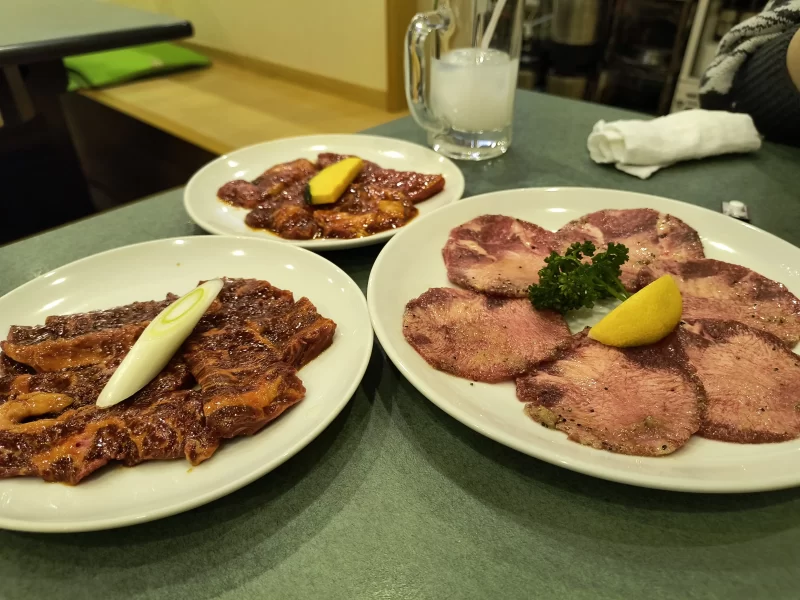 焼肉清香苑のタンとカルビ