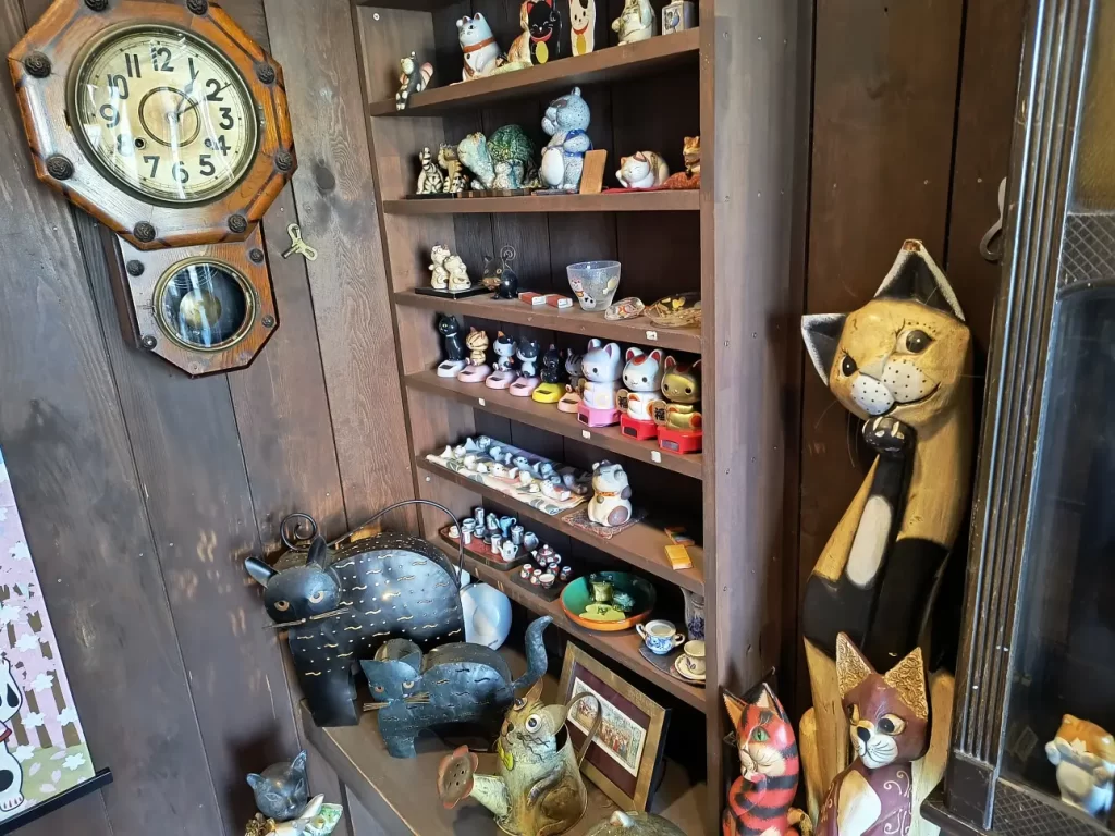 サルビアコーヒー入り口に並ぶ小物